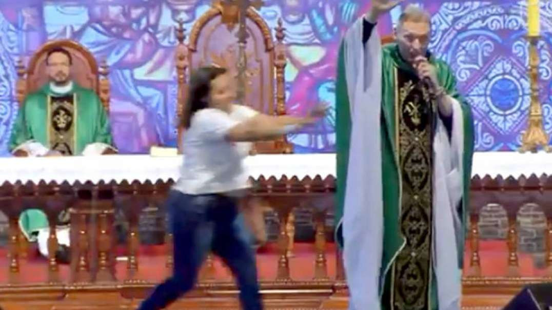 Mulher empurra padre Marcelo Rossi de altar durante missa