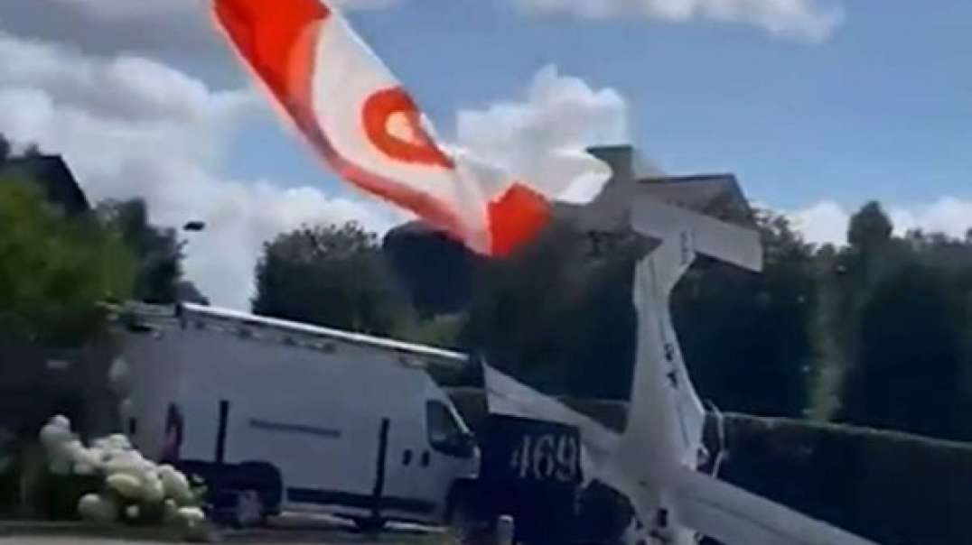 piloto faz pouso de emergência com auxílio de paraquedas