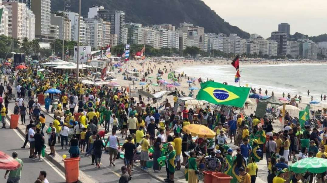 Apoiadores do presidente se reúnem em Copacabana na festa do 7 de Setembro