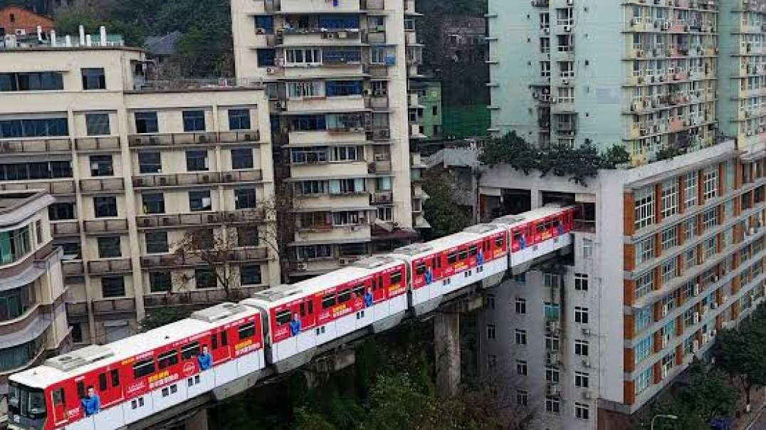 Trem passa DENTRO DE PRÉDIO na China_ que lugar é esse