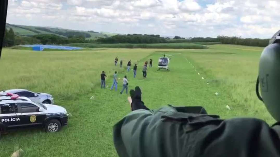 Helicoptero da Polícia Civil abordando helicoptero de criminoso